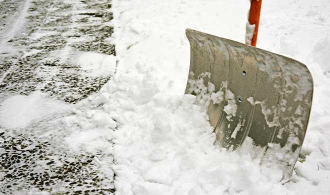 Hausmeisterservice in München mit Winterdienst um Wege zu räumen